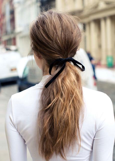 Moda capelli: il nastro di velluto per la coda Moda capelli: il nastro di velluto per la coda