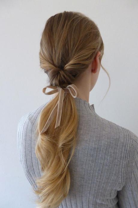 Moda capelli: il nastro di velluto per la coda Moda capelli: il nastro di velluto per la coda