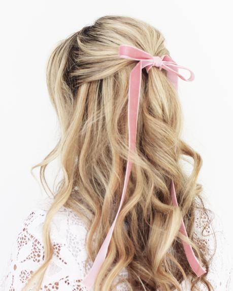 Moda capelli: il nastro di velluto per la coda Moda capelli: il nastro di velluto per la coda