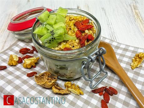 Yogurt Kiwi Muesli e Goji Yogurt Kiwi Muesli e Goji
