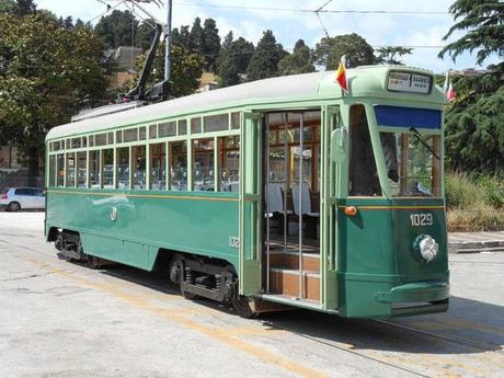Napoli. Ritornano le “vecchie” linee dei tram, con vagoni e convogli del 1930 Napoli. Ritornano le “vecchie” linee dei tram, con vagoni e convogli del 1930