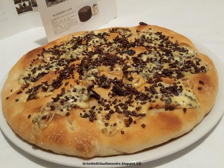 Focaccia con formaggio Bluedessert After e cioccolato Focaccia con formaggio Bluedessert After e cioccolato