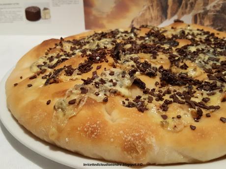 Focaccia con formaggio Bluedessert After e cioccolato Focaccia con formaggio Bluedessert After e cioccolato