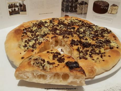 Focaccia con formaggio Bluedessert After e cioccolato Focaccia con formaggio Bluedessert After e cioccolato