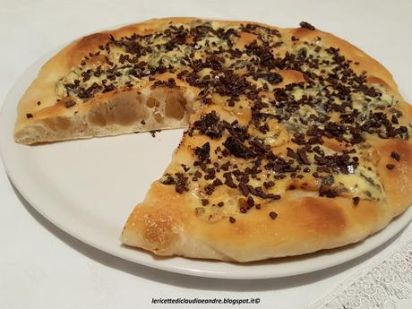 Focaccia con formaggio Bluedessert After e cioccolato Focaccia con formaggio Bluedessert After e cioccolato