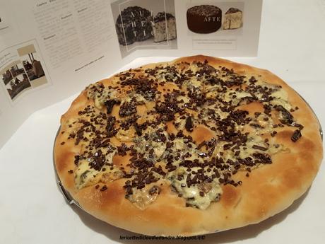 Focaccia con formaggio Bluedessert After e cioccolato Focaccia con formaggio Bluedessert After e cioccolato