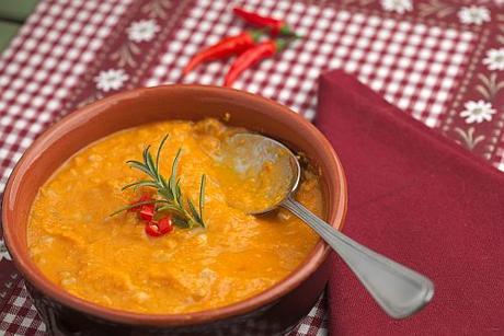 Zuppa di farro zucca e ceci con rosmarino e peperoncino Zuppa di farro zucca e ceci con rosmarino e peperoncino