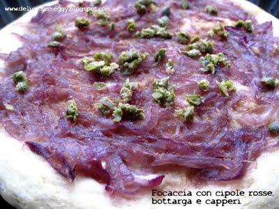 Focaccia con cipolle rosse, bottarga e capperi