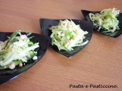 Insalatina fresca di zucchine e mandorle