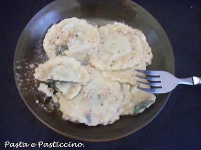 ORTICHE, ancora loro. Ravolfiori con ripieno di ortiche&pecorino; romano.