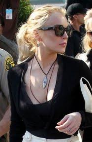 Lindsay Lohan attira solo guai!