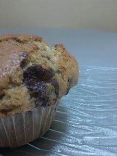 I MUFFIN ....IL CIOCCOLATO A PEZZI E....LO YOGURT....