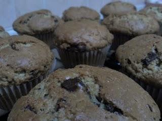 I MUFFIN ....IL CIOCCOLATO A PEZZI E....LO YOGURT....