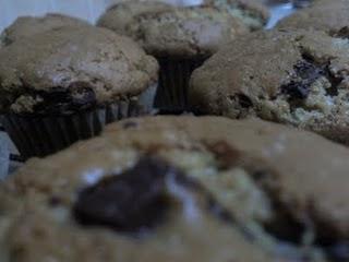 I MUFFIN ....IL CIOCCOLATO A PEZZI E....LO YOGURT....