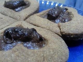 CROSTATA DI RICOTTA  E MARMELLATA DI MIRTILLI CON COPERTURA DI CROCCANTE E.............CUORI AL CIOCCOLATO......