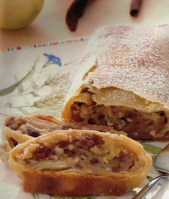 Dall'Alto Adige: strudel di mele con uvetta e pinoli.