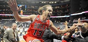  Il centro Joakim Noah esce trionfante dalla Philips Arena. Epa