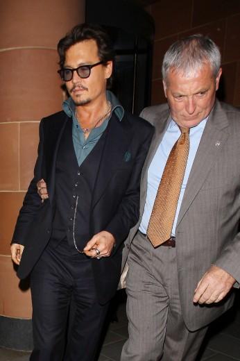 Johnny Depp alza il gomito alla prima del film a Londra