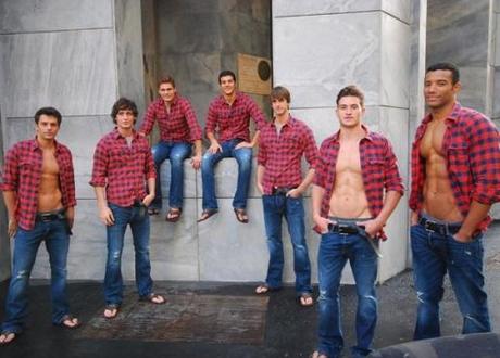 Abercrombie CHIUDE I BATTENTI a Milano!!