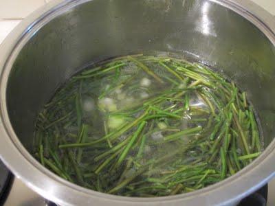 Zuppa di asparagi selvatici