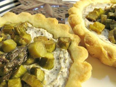 NON SARA' NUDA - CROSTATINE CON ASPARAGI, RICOTTA E SALSA TARTUFATA - ASPARAGUS AND RICOTTA PIE WITH BLACK TRUFFLE SAUCE