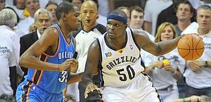 Gran duello fra Zach Randolph, a destra, e Kevin Durant. Reuters