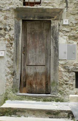 Isolabona, porta con architravi e piedritti in ardesia