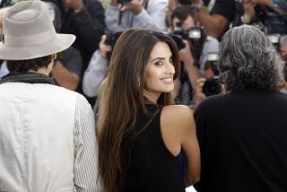 Penelope Cruz capellona con Johnny Depp sbretellato sulla croisette (il video)