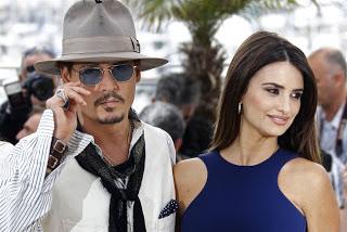 Penelope Cruz capellona con Johnny Depp sbretellato sulla croisette (il video)