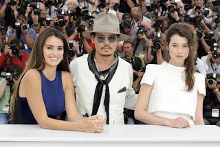 Penelope Cruz capellona con Johnny Depp sbretellato sulla croisette (il video)