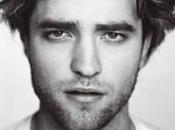 Robert Pattinson, l’ex toy-boy rinnega Twilight gambe