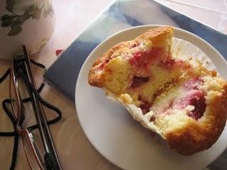 Muffin con fragole, cocco e grappa