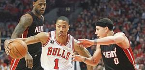 Derrick Rose tra Mike Bibby (a destra) e LeBron James. Reuters