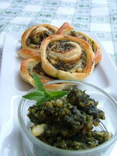 girelle in sfoglia con pesto di basilico e menta