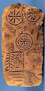 L'emblema del Museo archeologico di Nuoro. Decorato? No, scritto (III)