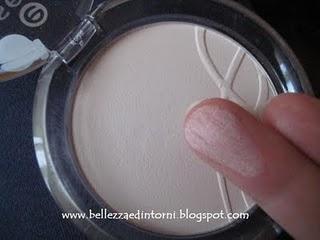 Nuova cipria Mattifying Compact Powder di Essence