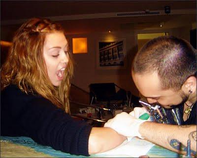 Miley Cyrus tatuata resta a bocca spalancata!