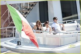 Elisabetta Canalis sullo yacht a Cannes e in due pezzi: non le mancano i mezzi