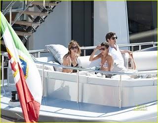 Elisabetta Canalis sullo yacht a Cannes e in due pezzi: non le mancano i mezzi