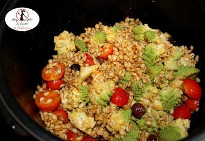 Insalata calda di orzo e broccolo romanesco, preparati con pentola a pressione elettrica Insalata calda di orzo e broccolo romanesco, preparati con pentola a pressione elettrica