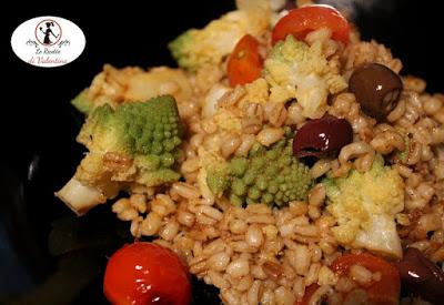 Insalata calda di orzo e broccolo romanesco, preparati con pentola a pressione elettrica Insalata calda di orzo e broccolo romanesco, preparati con pentola a pressione elettrica