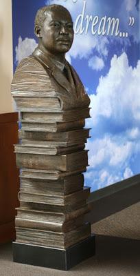 Monumento ai libri e alla non violenza Monumento ai libri e alla non violenza
