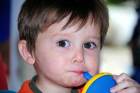 5 Trucchi per far bere i bambini con la febbre 5 Trucchi per far bere i bambini con la febbre
