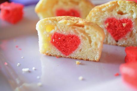 Muffin con cuore rosso all’interno per San Valentino Muffin con cuore rosso all’interno per San Valentino