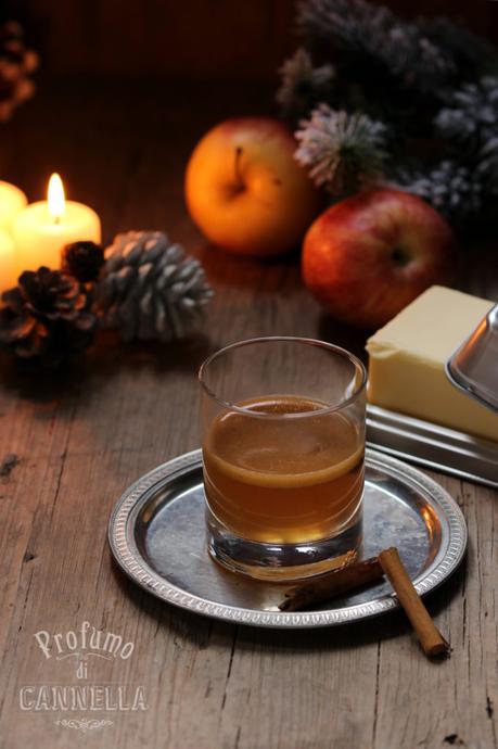 Rum caldo speziato – Hot Buttered Rum con frittelle di mele Bevanda calda a base di rum e spezie