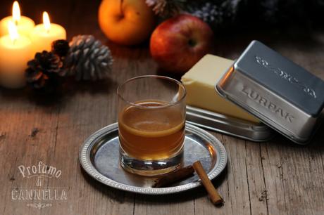 Rum caldo speziato – Hot Buttered Rum con frittelle di mele Rum caldo e speziato con frittelle di mele alla cannella