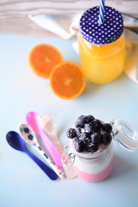 Colazione proteica con yogurt e frutta Colazione proteica con yogurt e frutta