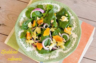 Insalata di spinacini, uova, arance e pinoli Insalata di spinacini, uova, arance e pinoli