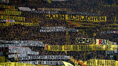 La tradizione batte ogni moda! I tifosi del Borussia Dortmund disertano la trasferta in casa della RB Salisburgo per protesta. Sosterranno economicamente i Viola dell'Austria Salzburg! La tradizione batte ogni moda! I tifosi del Borussia Dortmund disertano la trasferta in casa della RB Salisburgo per protesta. Sosterranno economicamente i Viola dell'Austria Salzburg!