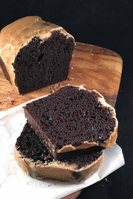 Cake al cioccolato e cappuccino con glassa al caffè Cake al cioccolato e cappuccino con glassa al caffè